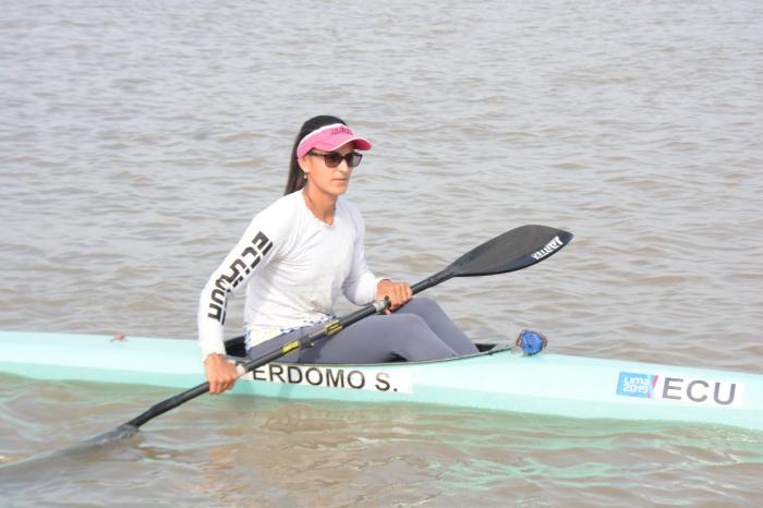 Stefanie Perdomo canotaje Ecuador becas Plan de Alto Rendimiento