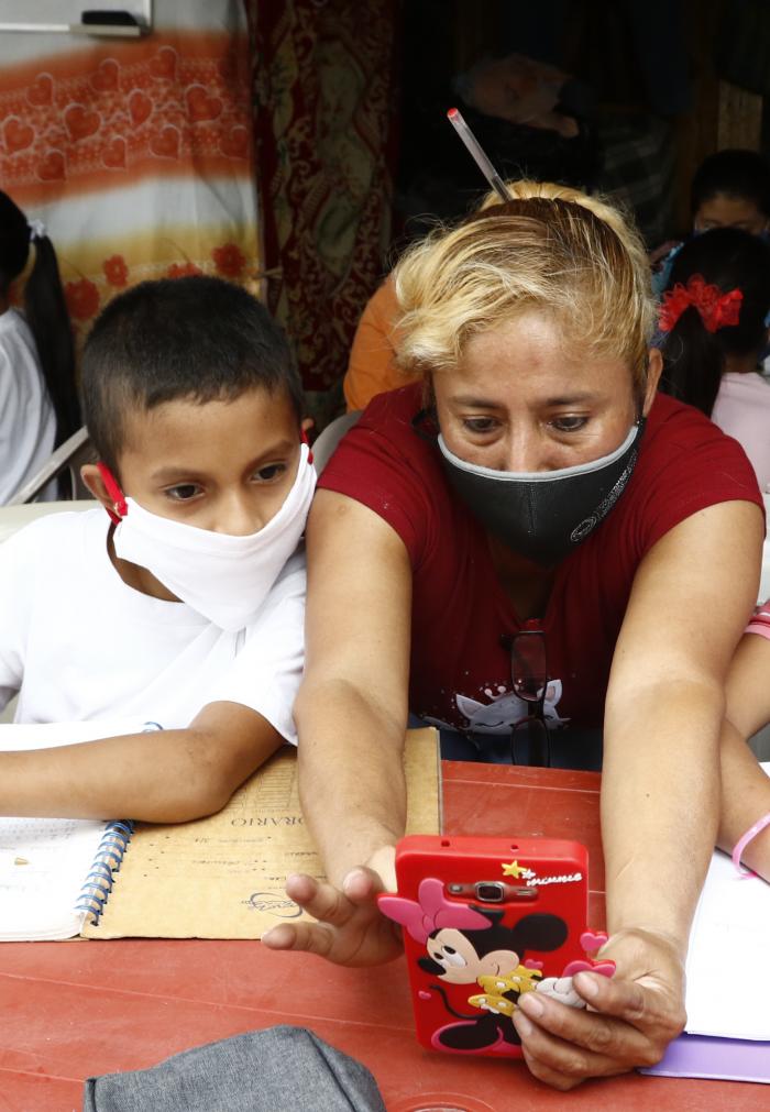 Beatriz Menoscal, la profesora que con su teléfonop celular dio clases a 42 niños.