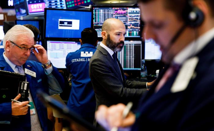 Varios corredores de bolsa trabajan en el parqué de Nueva York (EE.UU.).