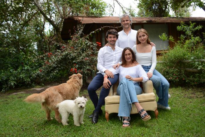 Cristina Latorre en compañía de esposo e hijos