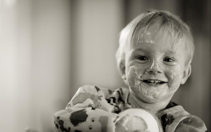 Niño comiendo solo