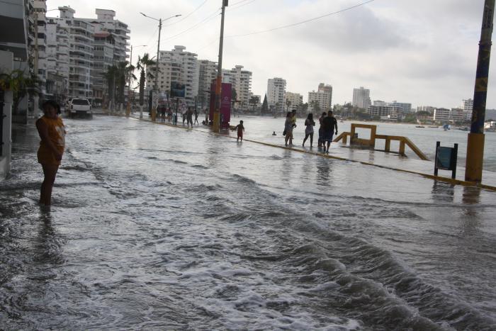 los turistas en Salinas tuvieron que salir del mar