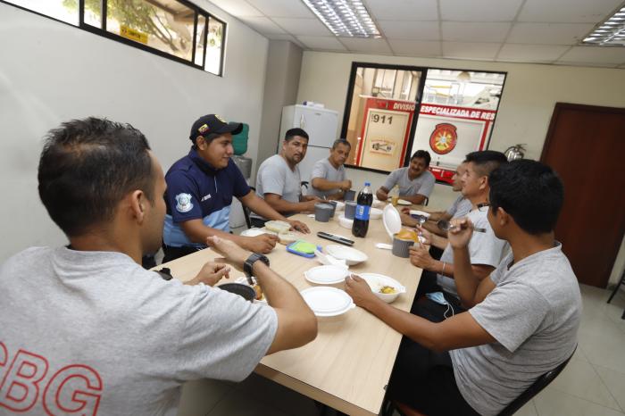 bomberos almorzando