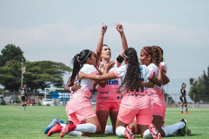 Fernanda Vásconez y sus compañeras de fútbol