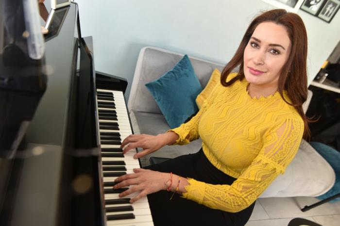 Marjorie Chávez toca el piano.