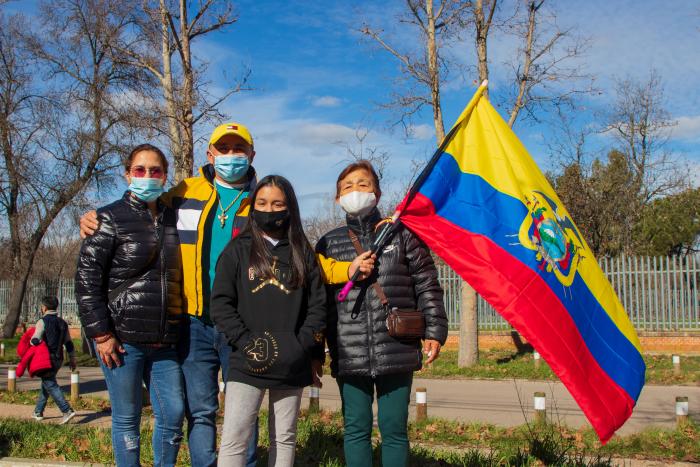 Ecuatorianos acuden en familia a las votaciones.