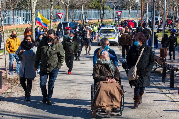 Ecuatorianos han llegado a votar desde muy temprano, aunque no en las cantidades que lo han hecho otros años.