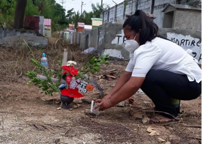 Algunos fallecidos que recibieron un lugar en el cementerio municipal del suburbio para enterrar a sus familiares, como Rita Baque, aún no tienen una tumba construida.