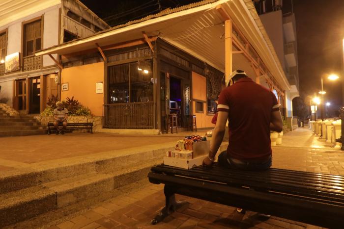 El pasado miércoles, los pocos restobares abiertos cerraron sus puertas a las 22:00.