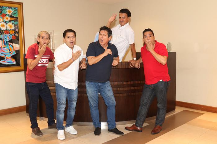 Cinco actores en escena.