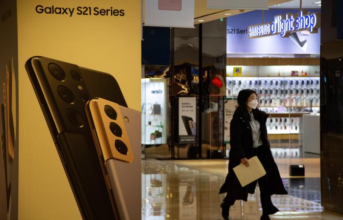 otografía de archivo fechada el 27 de enero de 2021 que muestra a una mujer que visita una tienda de Samsung en Seúl (Corea del Sur).
