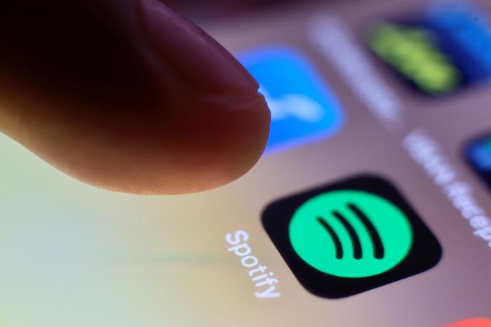 Fotografía de archivo fechada el 30 de julio de 2020 que muestra el logo de la aplicación Spotify en el teléfono celular de un usuario, en Taipéi (Taiwán).