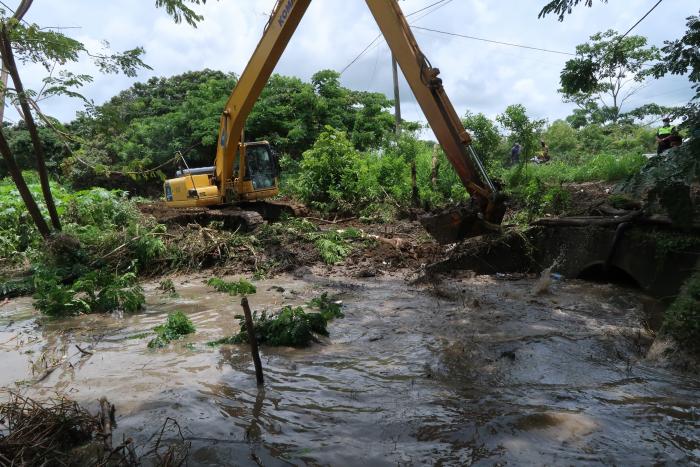 Trabajos. Maquinaria de la Prefectura llegó al lugar a retirar material de sedimento acumulado.