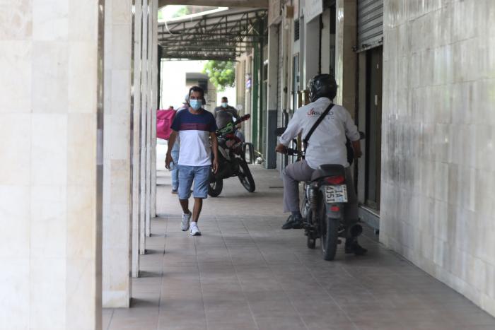 Motociclistas usando l(33116634)