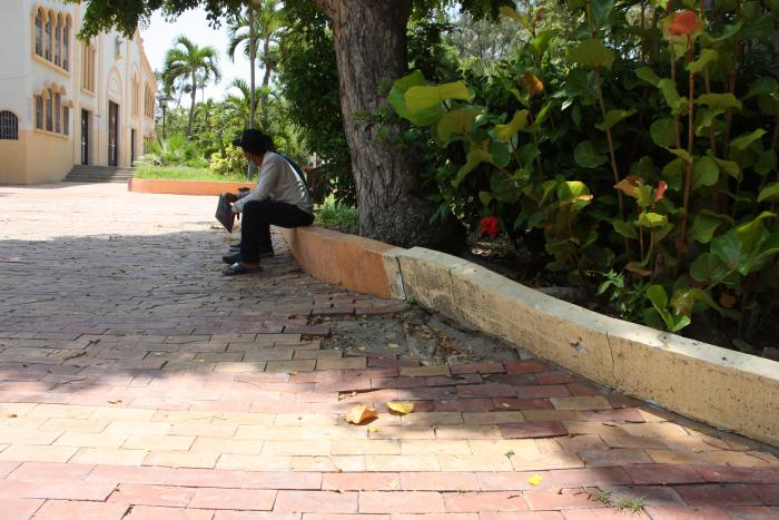 En el parque central del balneario se observa los adoquines levantado