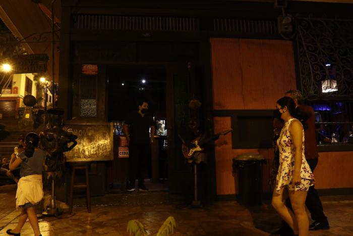 Ambiente. El cerro Santa Ana intenta levantarse tras un año de restricciones que dejan al sector del entretenimiento nocturno sumido en una crisis.