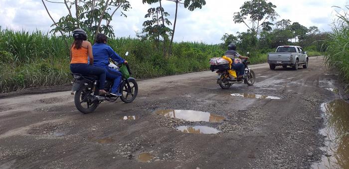 NI LAS MOTOS PUEDEN EVADIR LOS ENORMES HUECOS (2)