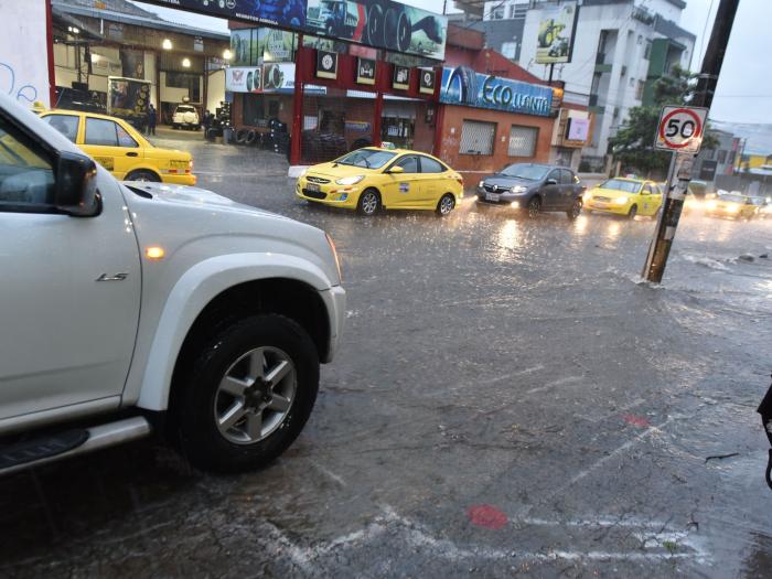 LLUVIAS QUITO (33156073)