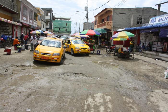 los baches por doquier en el meracdo de La Libertad