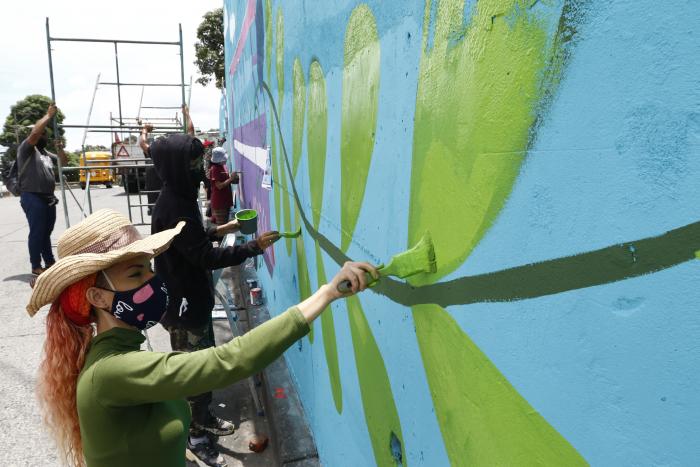 Subcontrato. Andrea Arellano y su colectivo recibieron $ 432 por pintar.