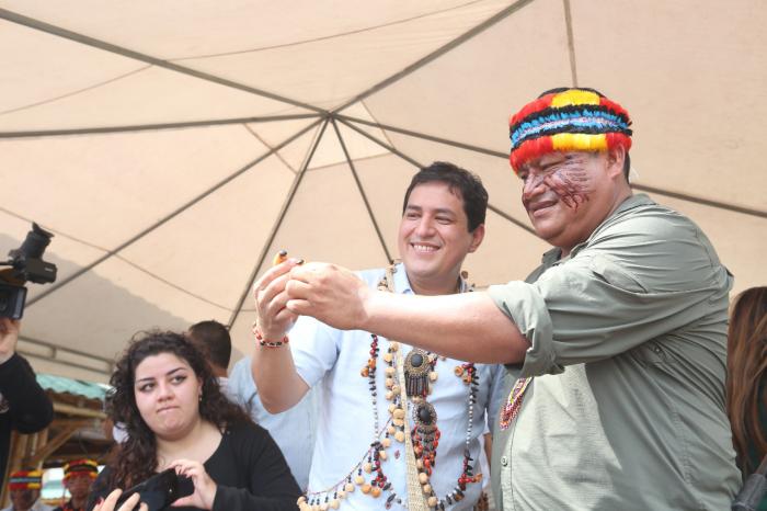 Vargas apoya a Andrés.