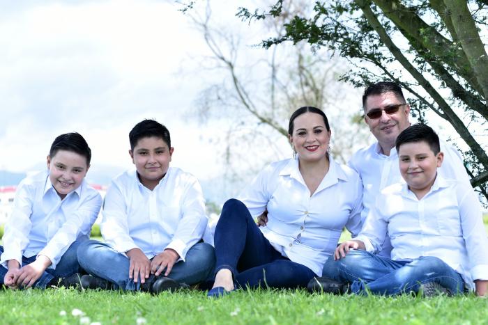 Gabriela Cadena, junto a su esposo e hijos