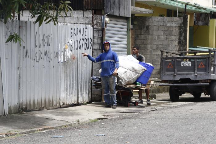 Un reciclador se acerca al local, que permanece con la puerta cerrada.