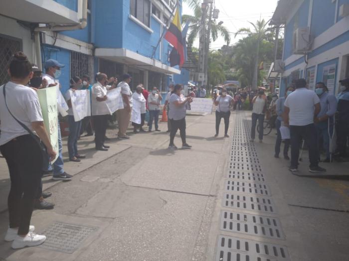 Cansados de no tener el servicio de agua potable, vecinos de la ciudadela Maldonado y de la cooperativa 18 de Abril acudieron al Municipio a reclamar en días pasados.