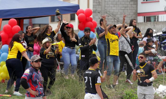 SOFTBOL-FINAL-HINCHAS-MERCENARIOS