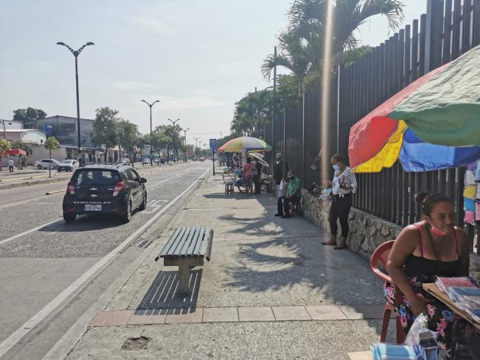En la zona tampoco hay sombras que puedan hacer más cómodo el andar el peatón.