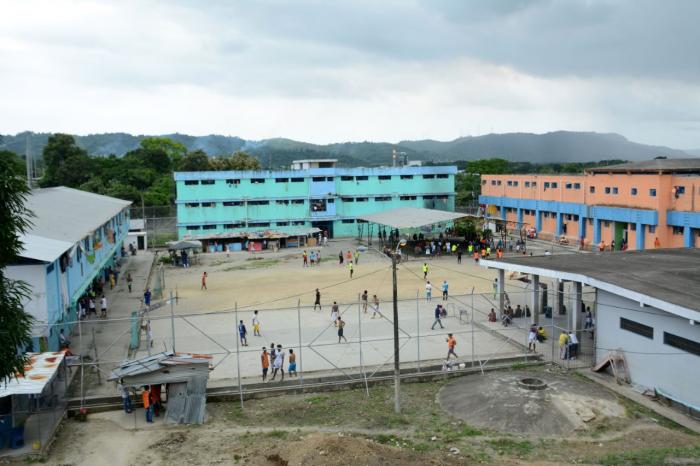 Los internos realizan actividades deportivas en los patios del centro.