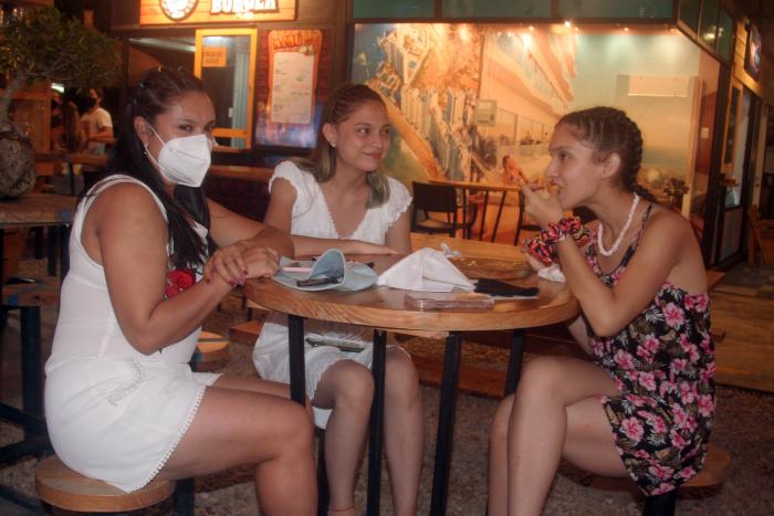En un ambiente de confort los visitantes disfrutan las delicias que se ofrecen en las plazas