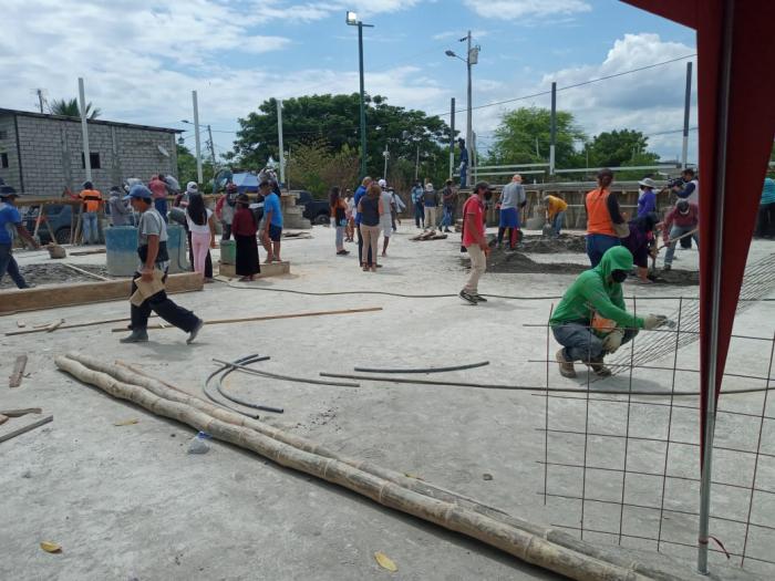trabajos comunitarios de la cancha en el abrrio Enrique Torbay.