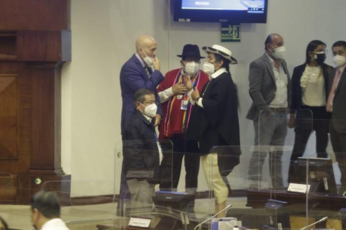 César Monge y Salvador Quishpe en la sesión inaugural de la Asamblea, el 14 de mayo de 2021.