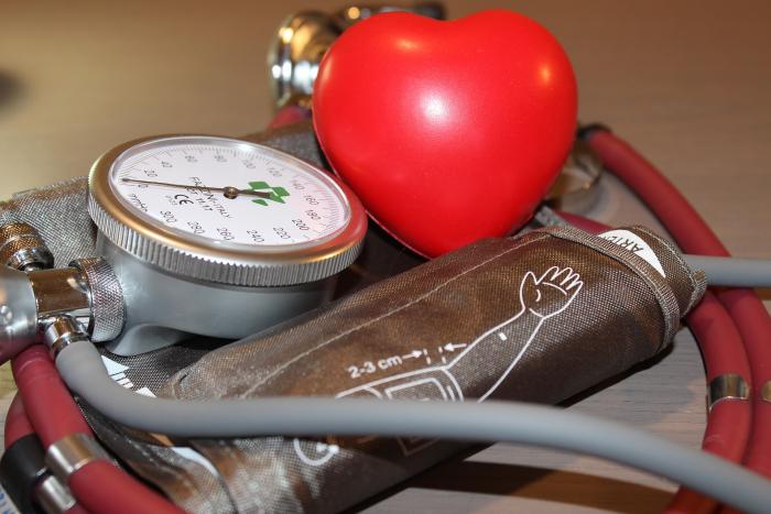 Los hipertensos deben tomar con frecuencia su presión arterial