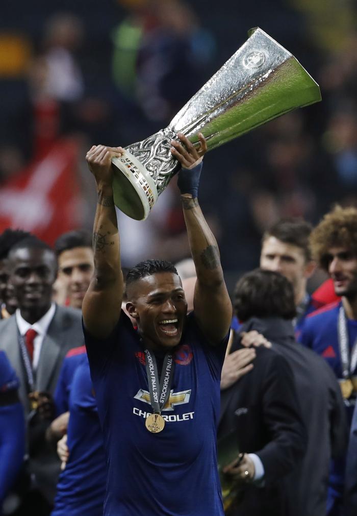 Antonio-Valencia-Manchester-trofeos
