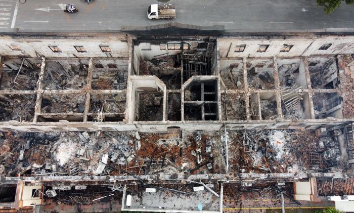Fotografía aérea realizada con un dron que muestra las cenizas y los escombros que dejó un incendio provocado en el Palacio de Justicia en la noche de este martes, en Tuluá (Colombia).