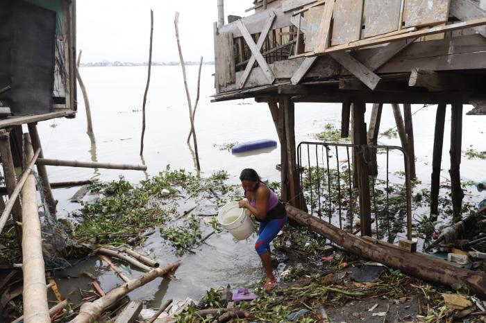 Con agua del río llenan los recipientes los moradores de la ciudadela Maldonado, al norte de Durán, porque la distribución no abastece en ocasiones.