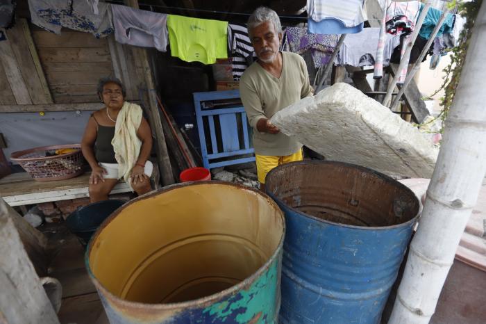 Un residente muestra tanques vacíos. Los vecinos quemaron llantas el pasado lunes y fueron atendidos.
