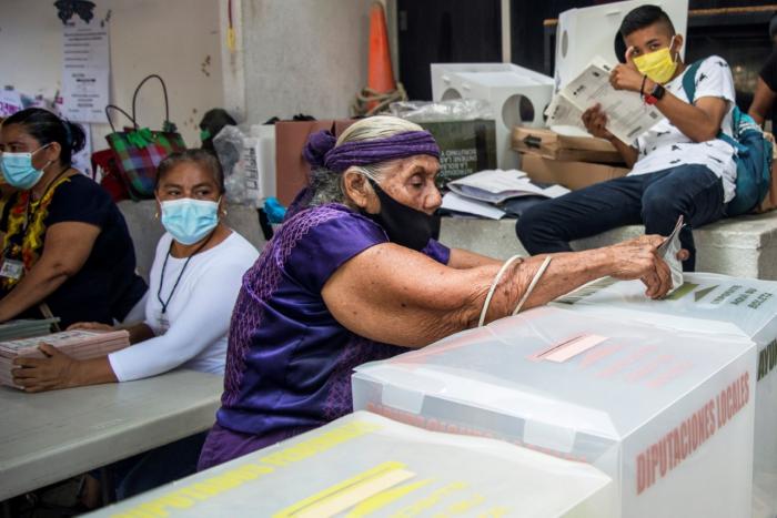 Mexicanos asistieron muy temprano a sufragar.