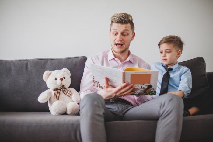 Papá leyendo una historia a su hijo
