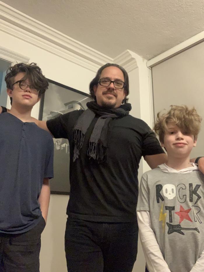 El arquitecto John Dunn con sus hijos