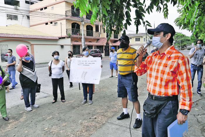 Protesta. Vecinos de Urdenor 1, durante el plantón, la mañana de ayer.