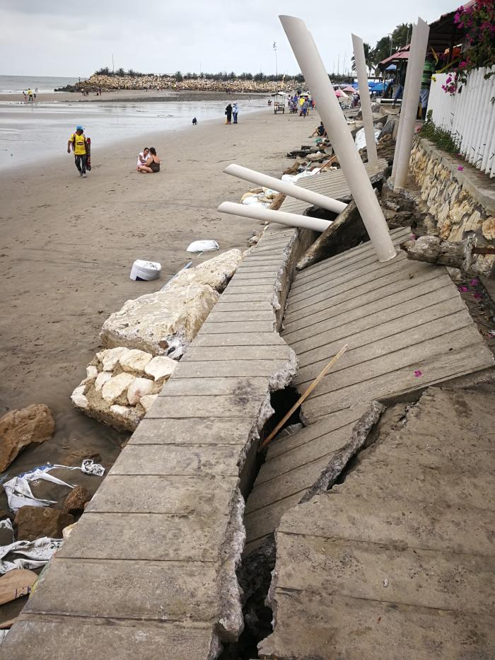 UN TRAMO DEL MALECON COLAPSO EN LA ZONA DEL HUMBOLT