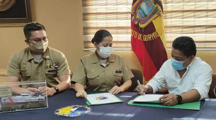 FIRMA DE CONVENIO ENTRE LA ARMADA Y EL GAD MUNICIPAL