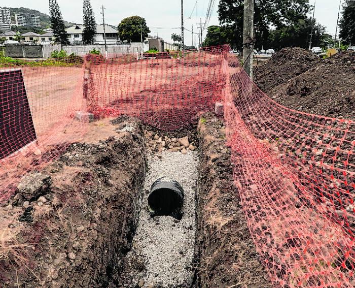 Obra. Interagua implementa en la zona un colector de efluentes tratados, precisamente, provenientes de la urbanización en cuestión, cuya planta de aguas residuales está defectuosa.