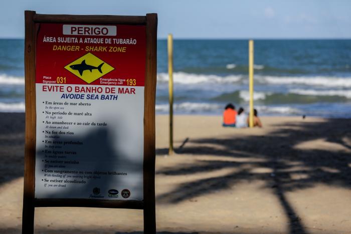 Fotografía que muestra un cartel de peligro que advierte la presencia de tiburones, el 12 de agosto de 2021, en Jaboatao dos Guararapes (Brasil).