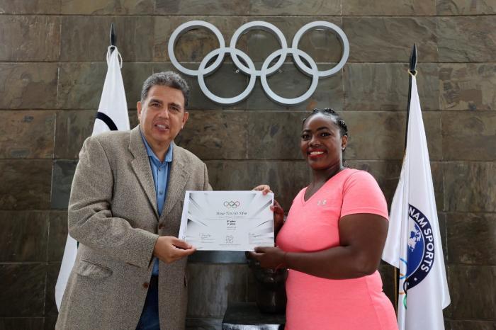 Rosa-Tenorio-Pesas-diploma