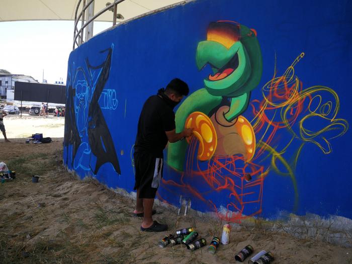 Arte urbano con aerosol dan color y vida