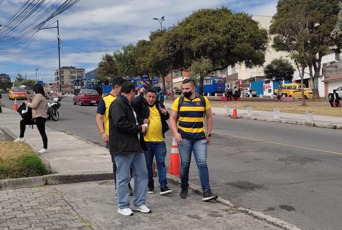 HINCHAS-ESTADIO-AMBIENTE-TRICOLOR